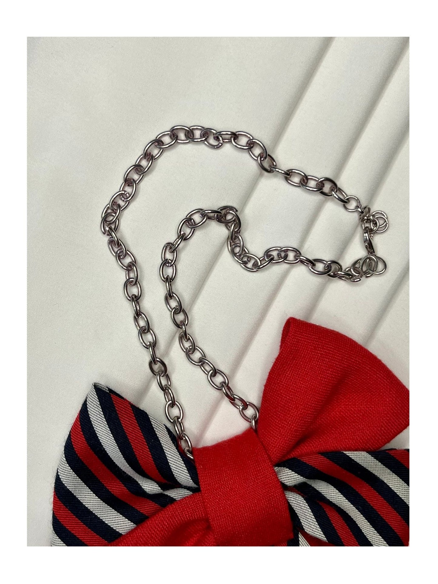 Närbild av halskedja för handgjord slipsrosett i klar röd ton med klassiska