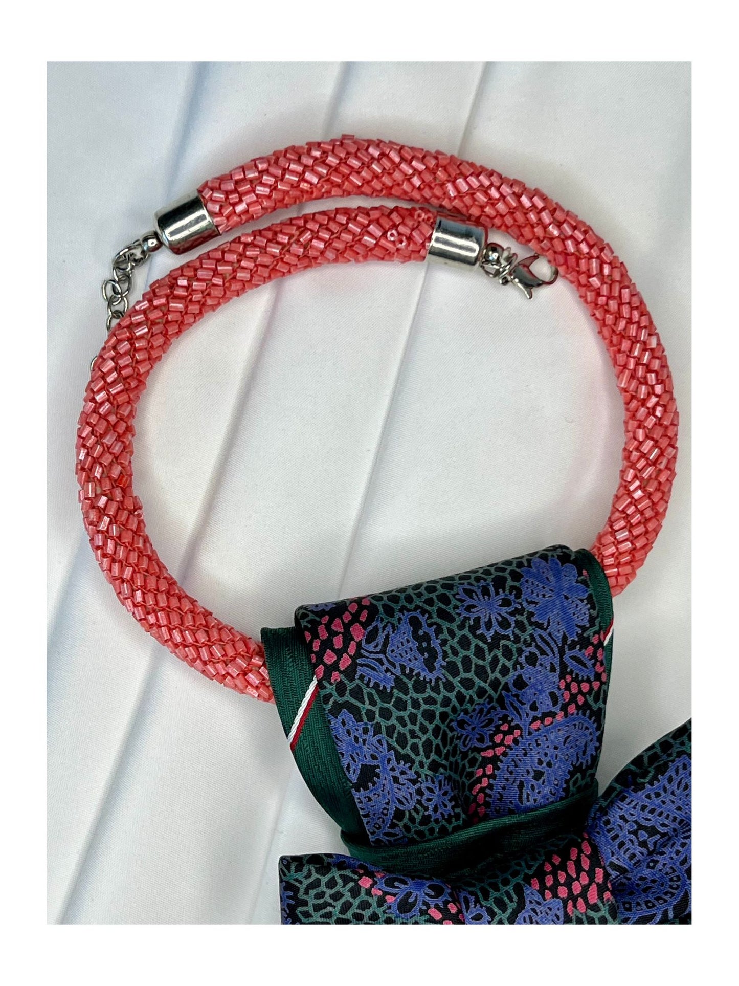 Närbild av halsband för handgjord slipsrosett i djupgrönt och midnattsblå