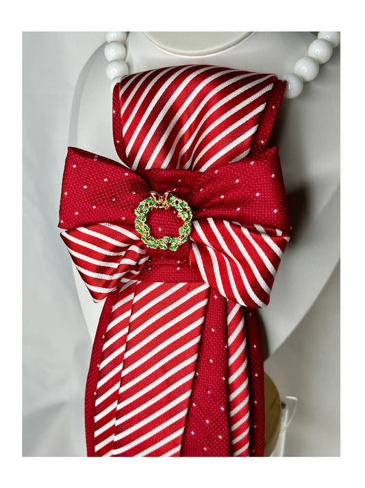 Sidovy och närbild av handgjord slipsrosett i klassiskt rött och vitt