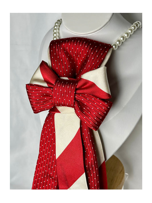 Handgjord röd julslipsrosett med vita diagonala detaljer och mittrosett