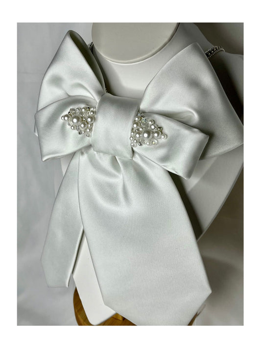 Sidovy och närbild av handgjord slipsrosett vit ton med pärldetaljer