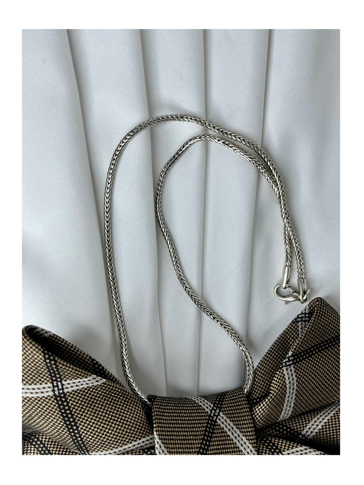 Närbild av halsband för handgjord slipsrosett