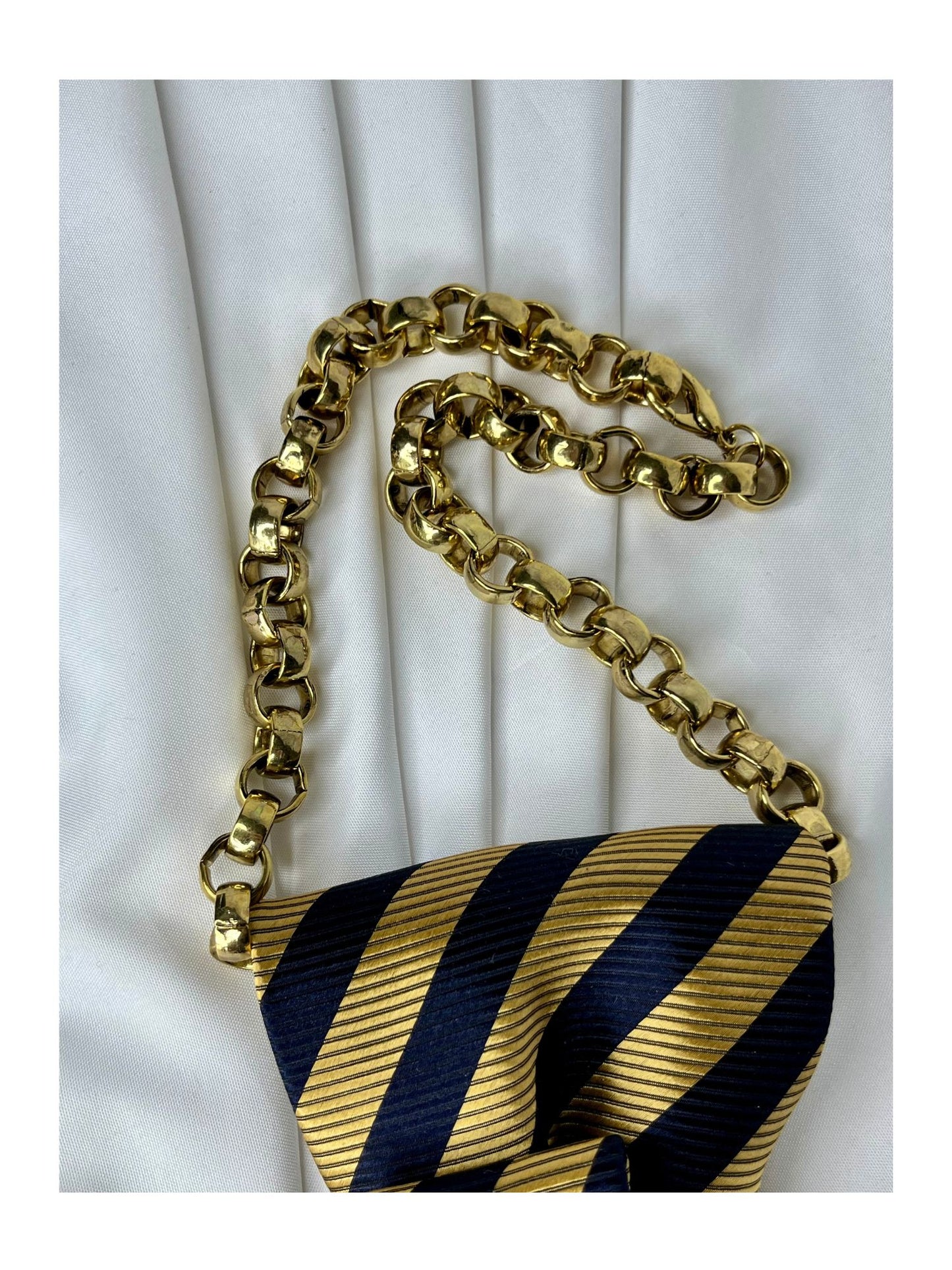 Närbild av halsband för handgjord slipsrosett