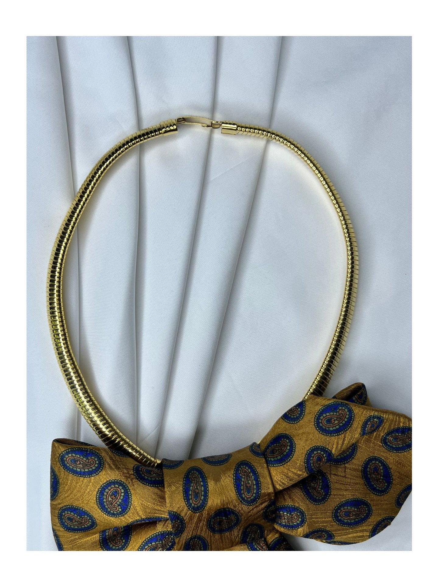 Närbild av halsband för handgjord slipsrosett