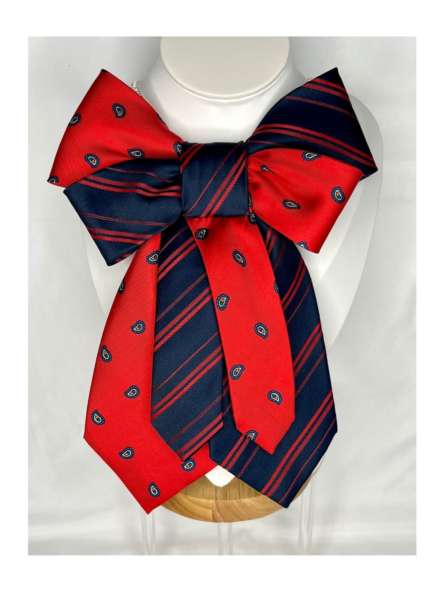 Handgjord festlig slipsrosett i rött och marinblått med ett stilrent mönster 