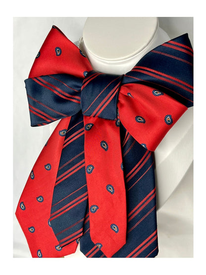 Sidovy och närbild av handgjord festlig slipsrosett i rött och marinblått med ett stilrent mönster 