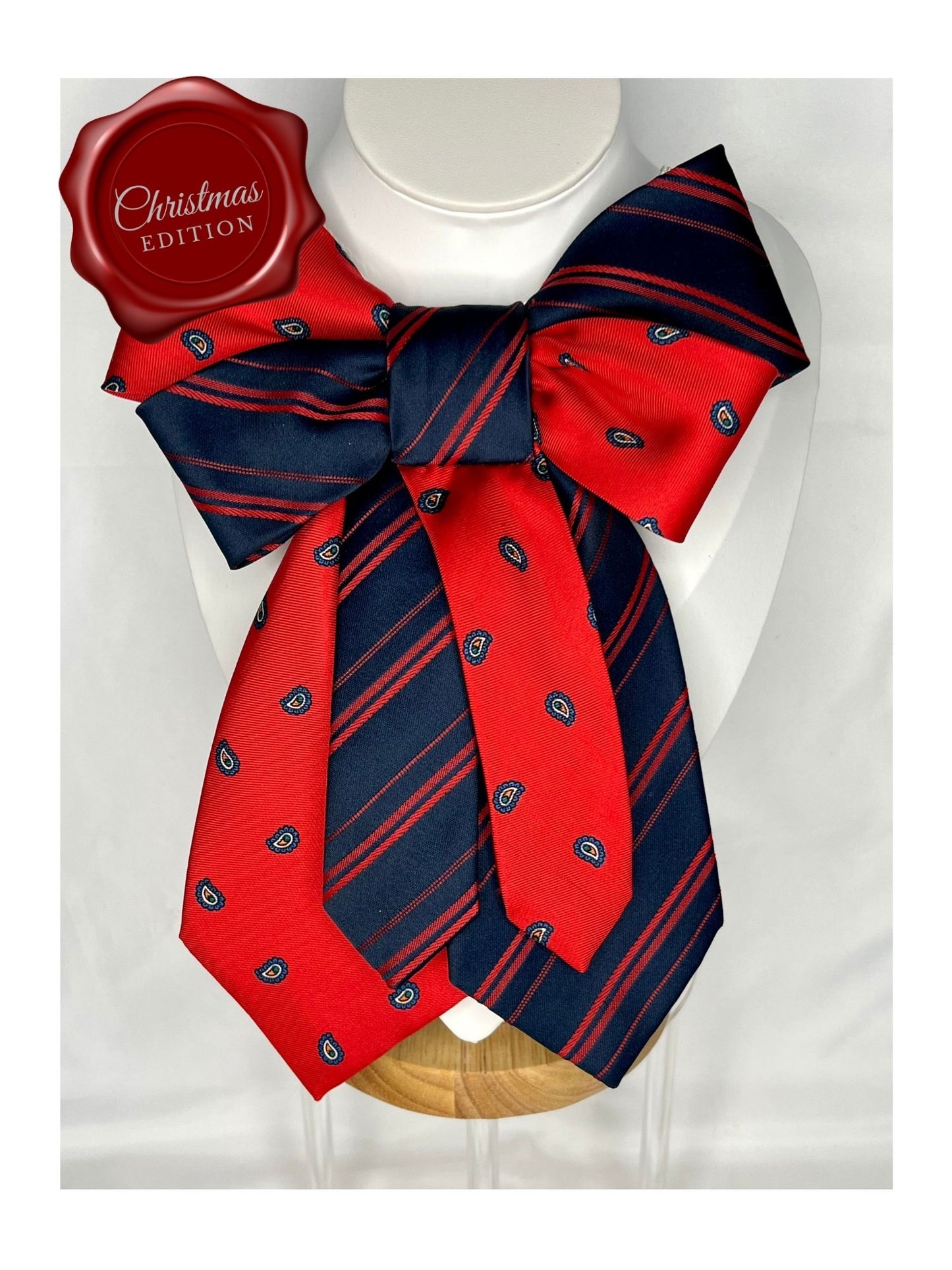 Handgjord festlig slipsrosett i rött och marinblått med klassiska julvibbar och ett stilrent mönster 