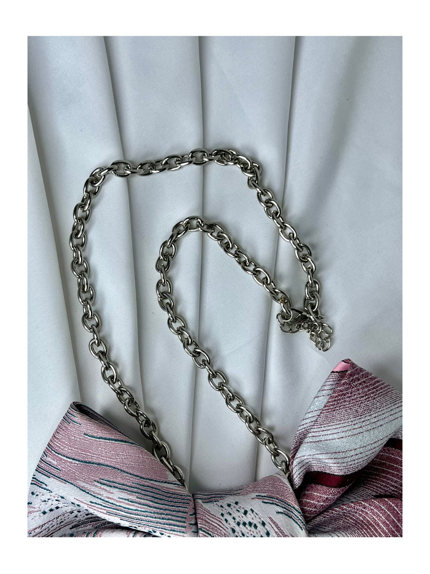 Närbild av halsband för handgjord slipsrosett