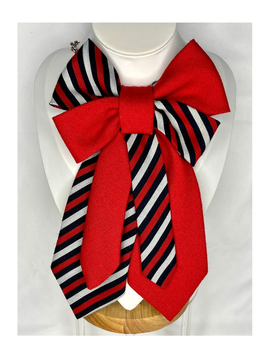 Handgjord slipsrosett i klar röd ton med klassiska ränder som för tankarna till fest, värme och vinterfirande