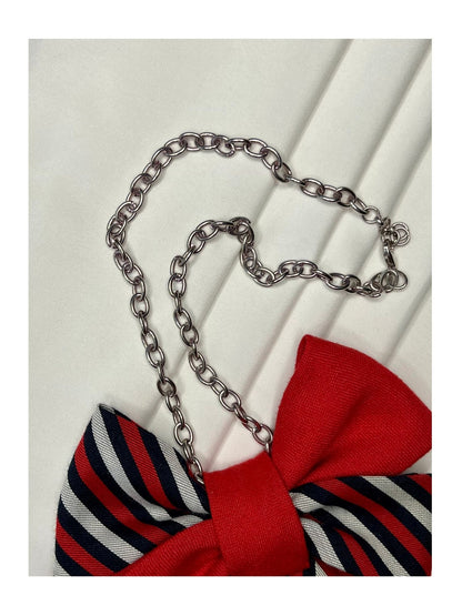 Närbild av halskedja för handgjord slipsrosett i klar röd ton med klassiska