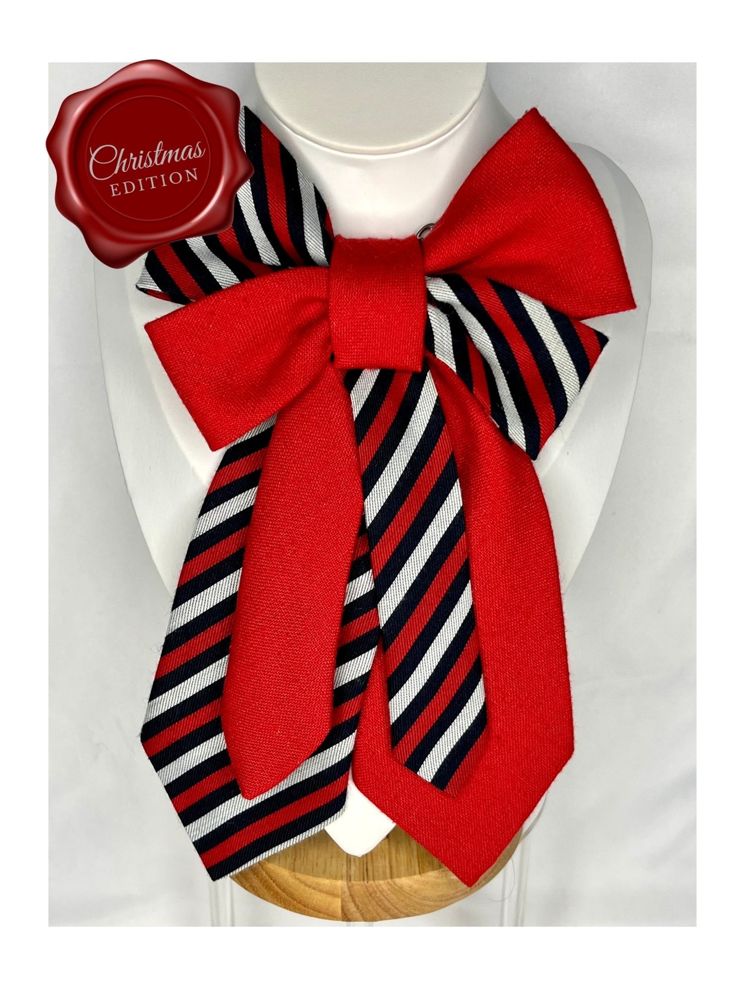 Handgjord slipsrosett i klar röd ton med klassiska ränder som för tankarna till fest, värme och vinterfirande