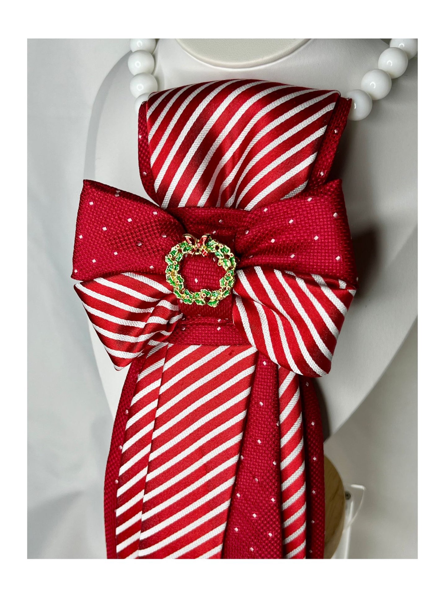 Sidovy och närbild av handgjord slipsrosett i klassiskt rött och vitt