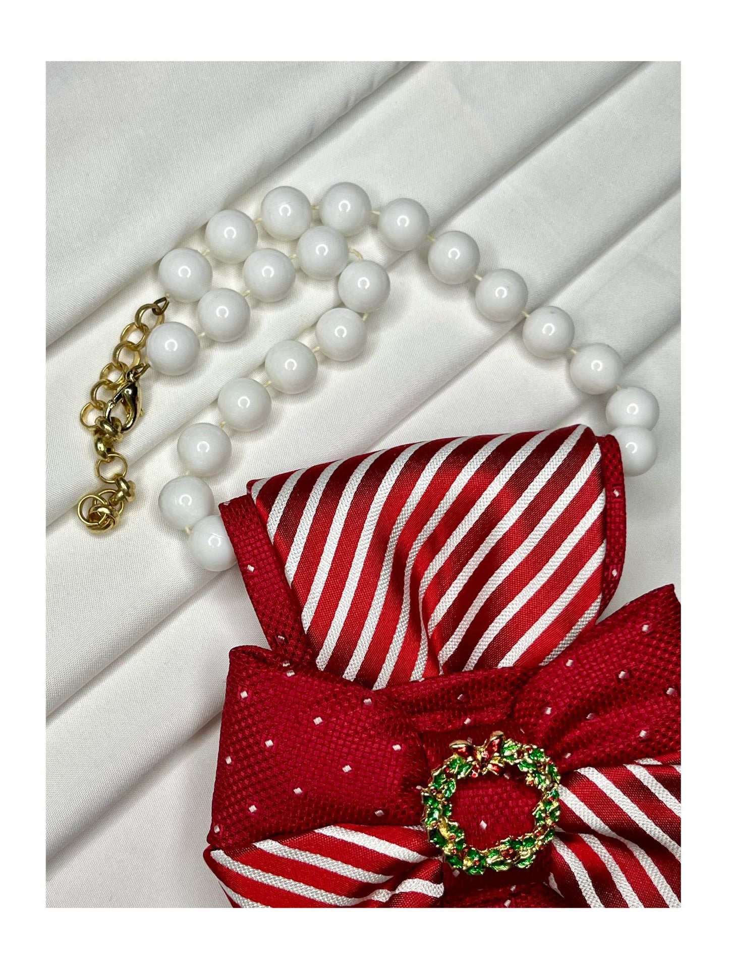 Närbild av halsband för handgjord slipsrosett i klassiskt rött och vitt