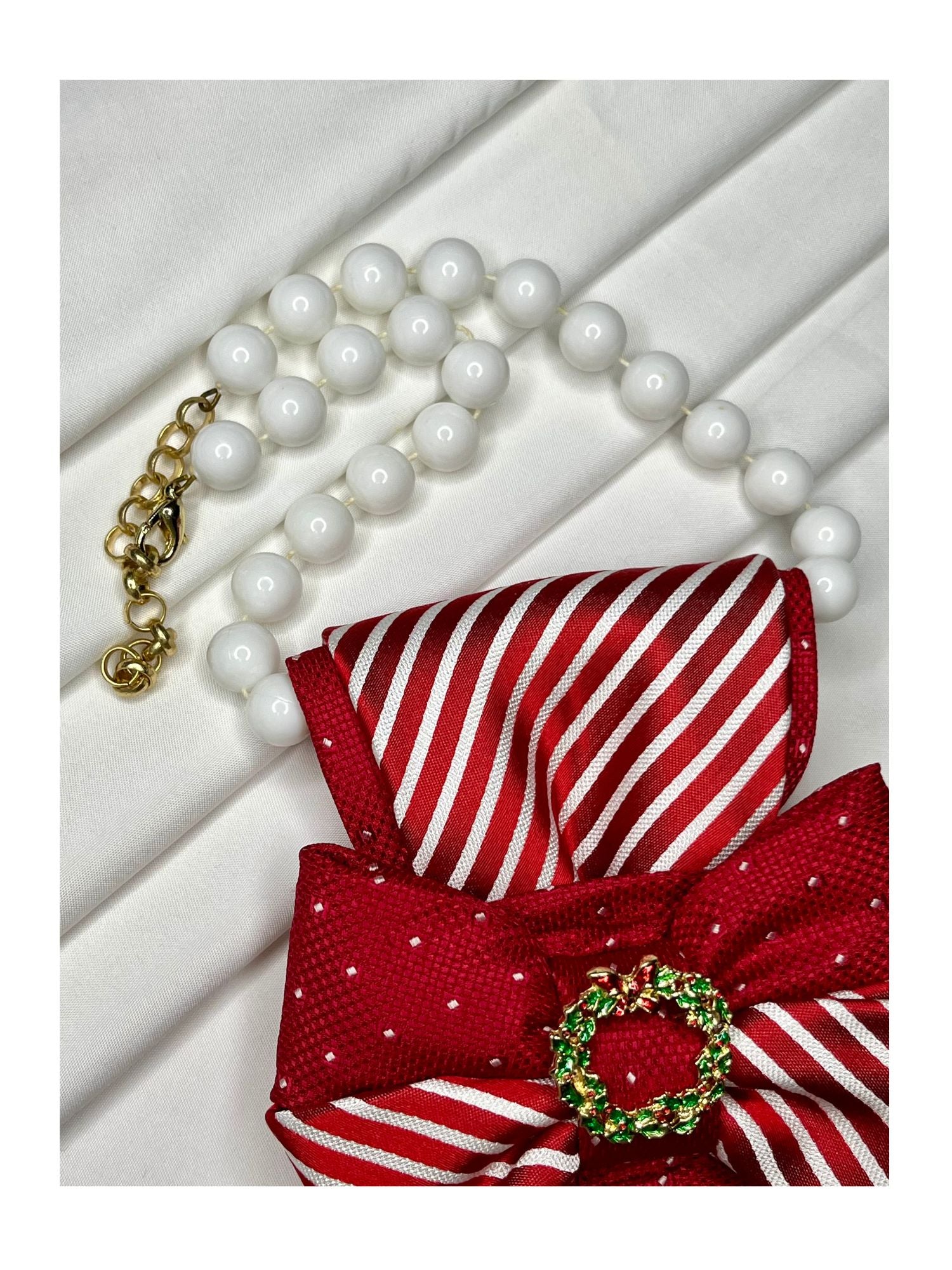 Närbild av halsband för handgjord slipsrosett i klassiskt rött och vitt