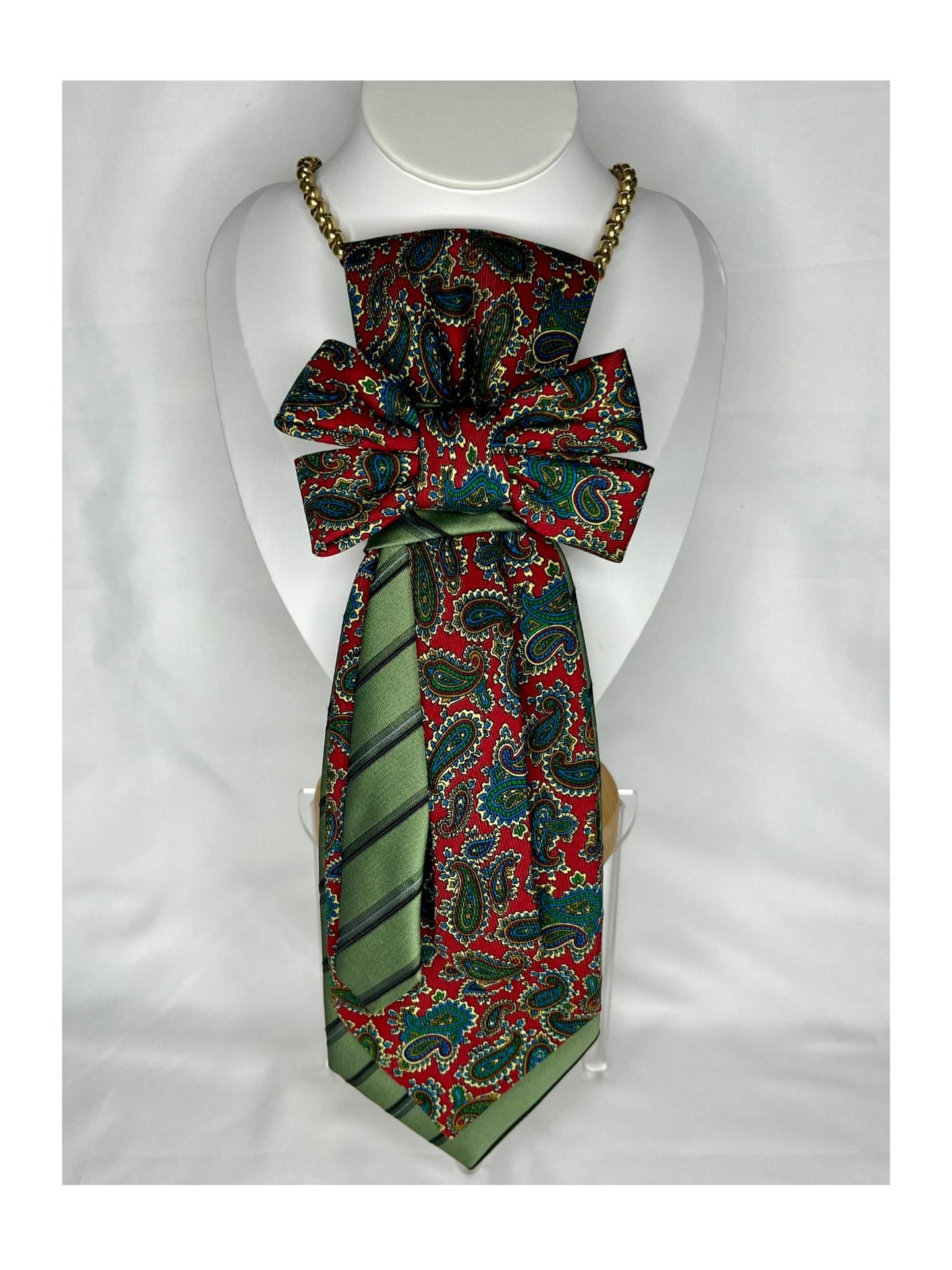 Handgjord slipsrosett i klassiska rödgröna toner med paisleymönster