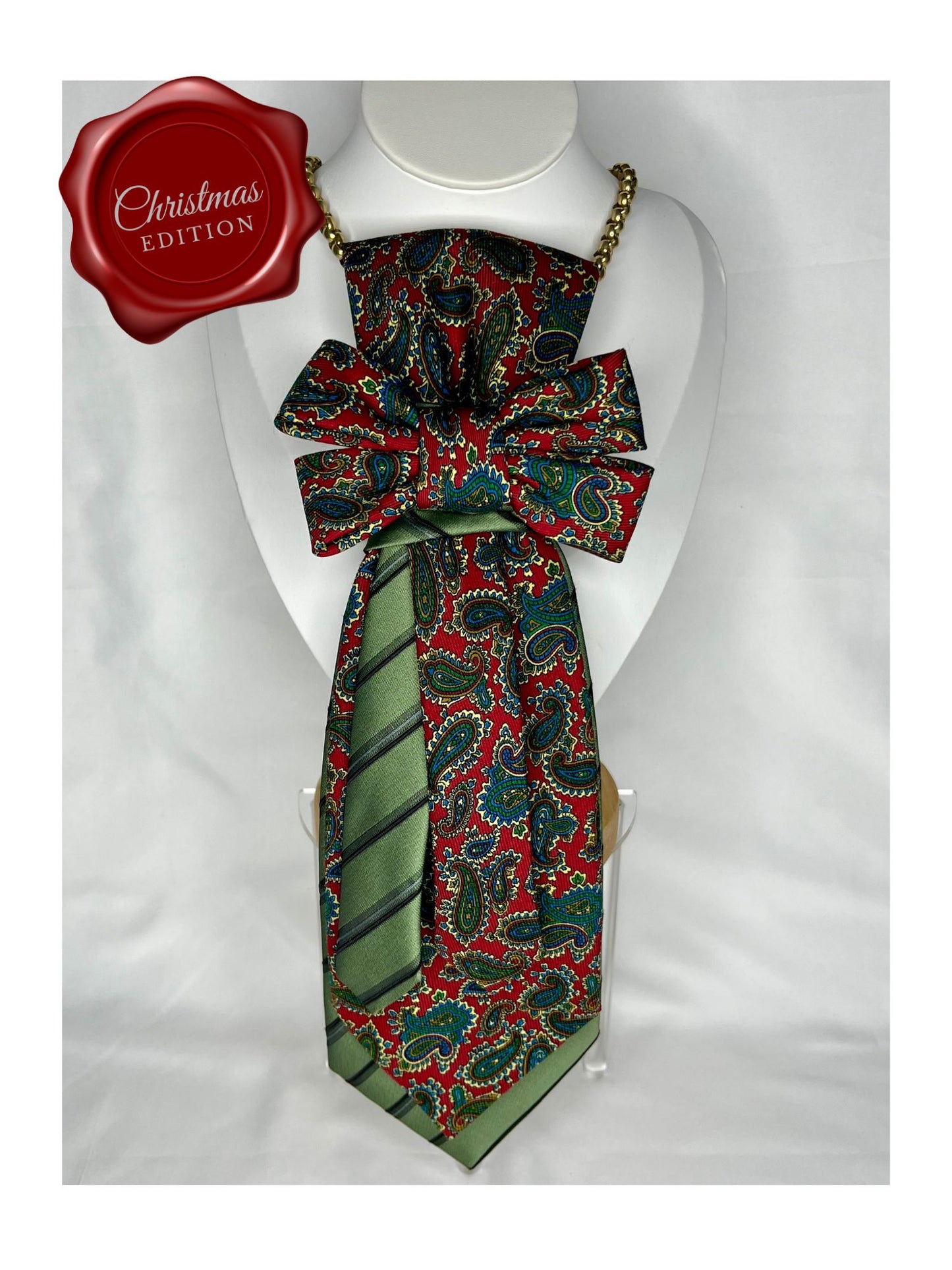 Handgjord slipsrosett i klassiska rödgröna toner med paisleymönster