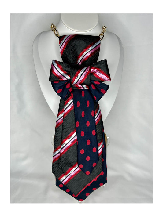 Handgjord slipsrosett i mörk ton med röda ränder och prickar