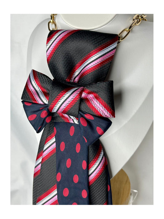 Sidovy och närbild av handgjord slipsrosett i mörk ton med röda ränder och prickar