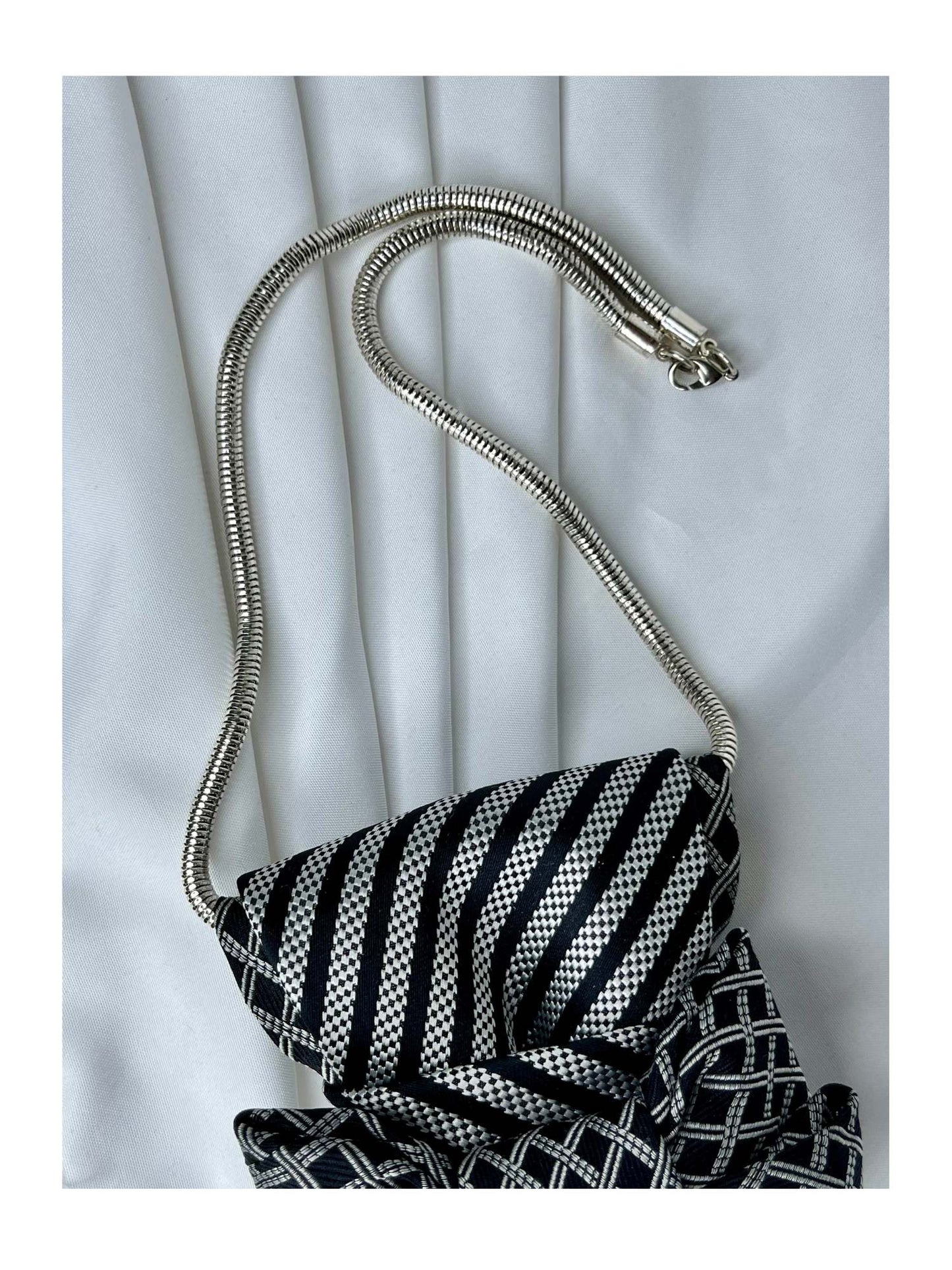 Närbild av halsband för handgjord slipsrosett