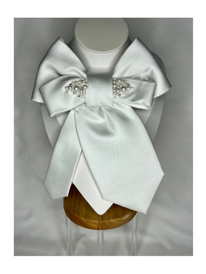 Handgjord slipsrosett vit ton med pärldetaljer