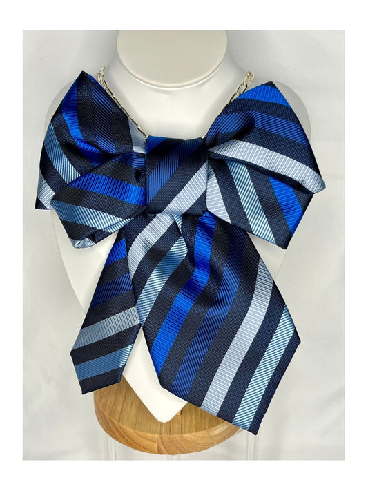Handgjord slipsrosett i djupa blå toner med eleganta ränder