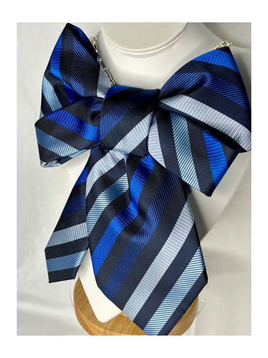 Sidovy och närbild av handgjord slipsrosett i djupa blå toner med eleganta ränder