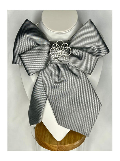 slipsrosett i silvergrå ton med en dekorativ blomliknande detalj