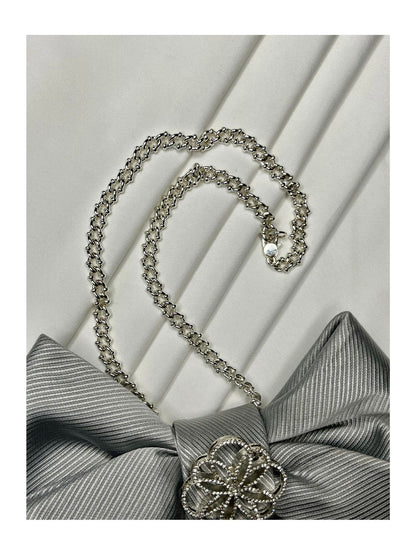 Närbild av halsband för slipsrosett i silvergrå ton