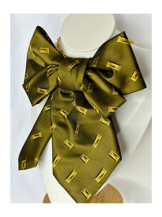 Närbild från sidan av slipsrosett i djup olivgrön ton