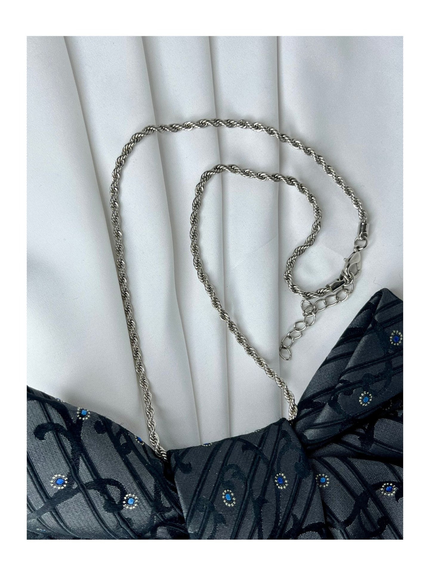 Närbild av halsband för handgjord slipsrosett
