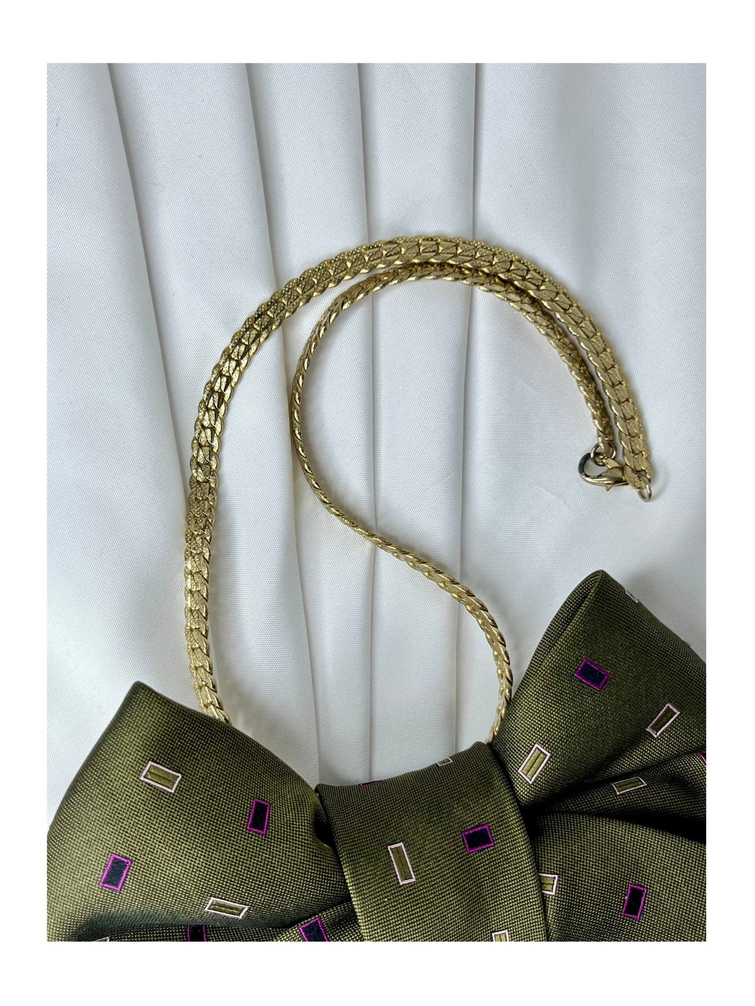 Närbild av halsband för handgjord slipsrosett