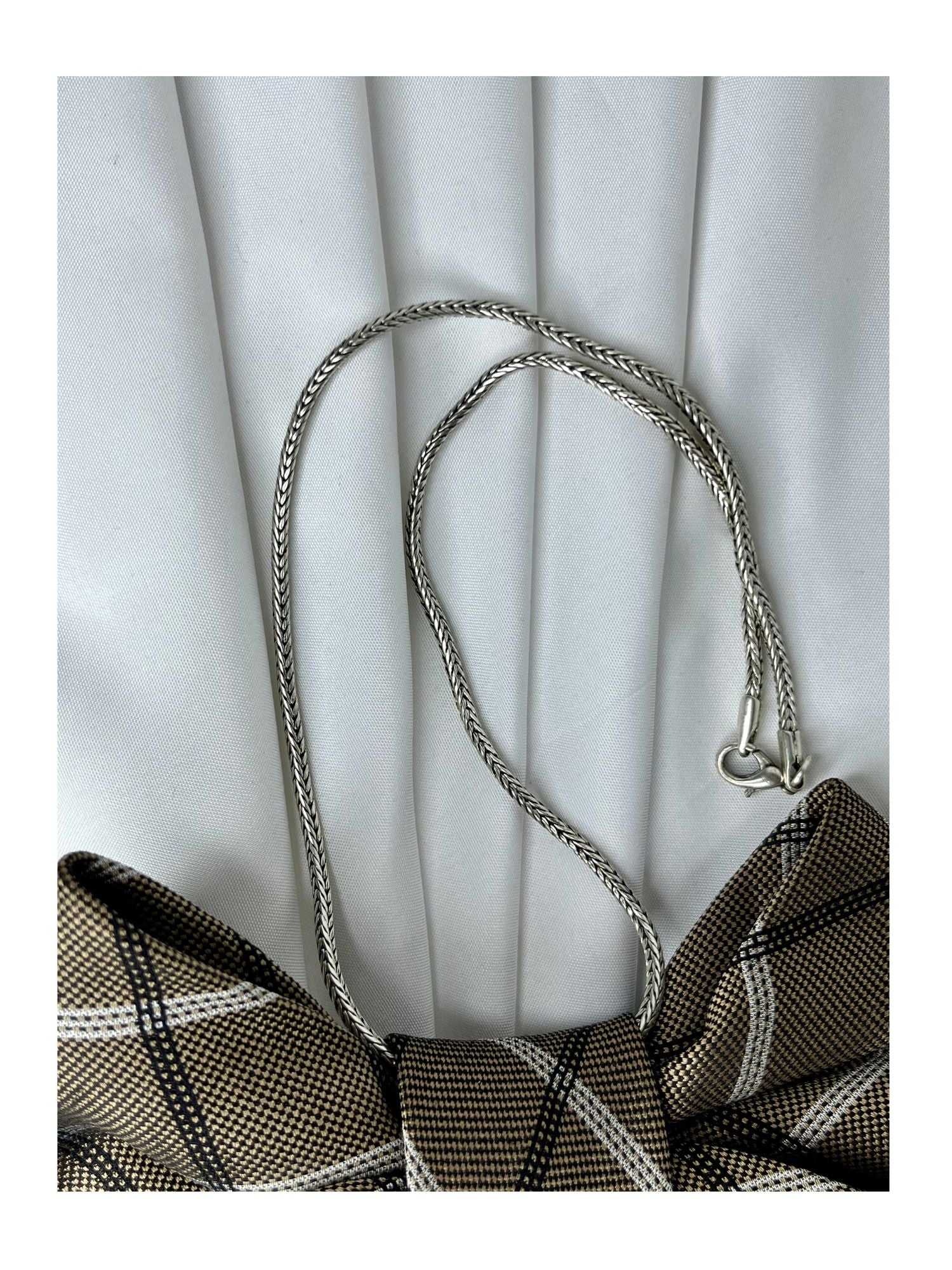 Närbild av halsband för handgjord slipsrosett