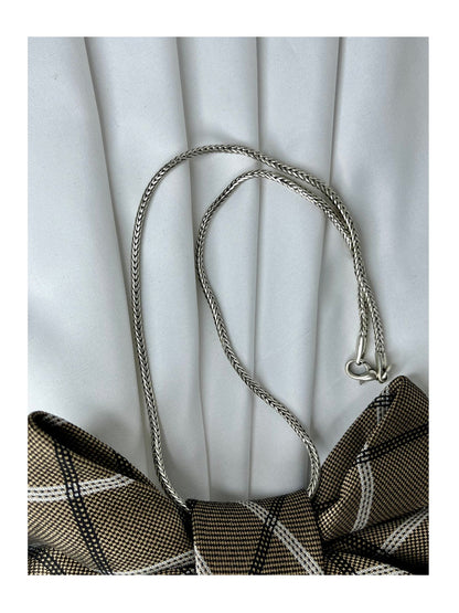 Närbild av halsband för handgjord slipsrosett