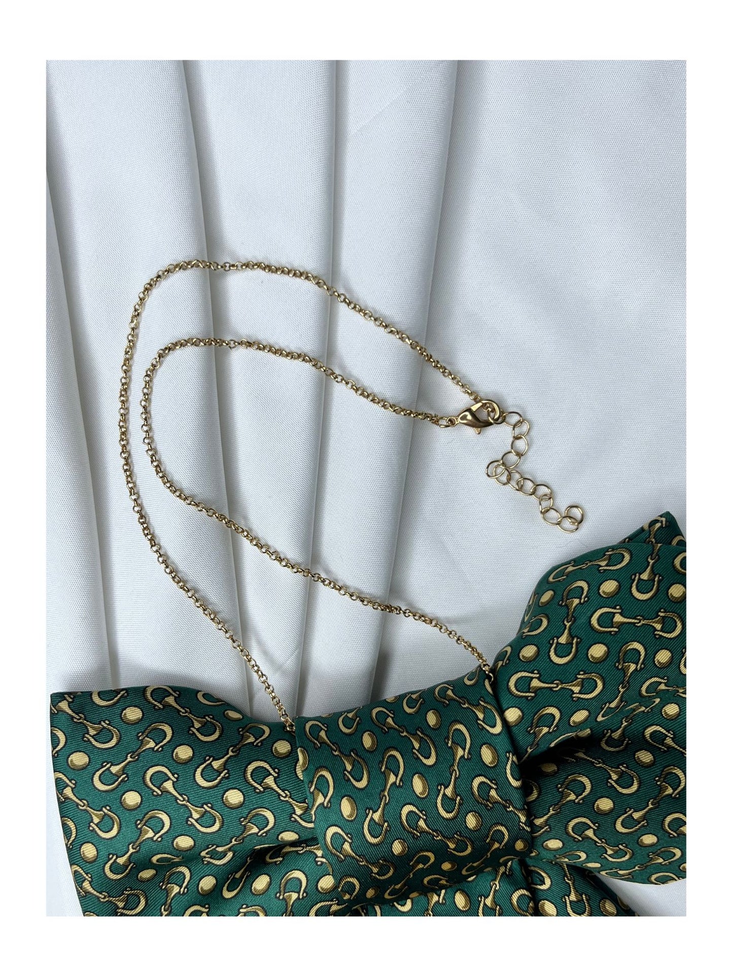 Närbild av halsband för handgjord slipsrosett
