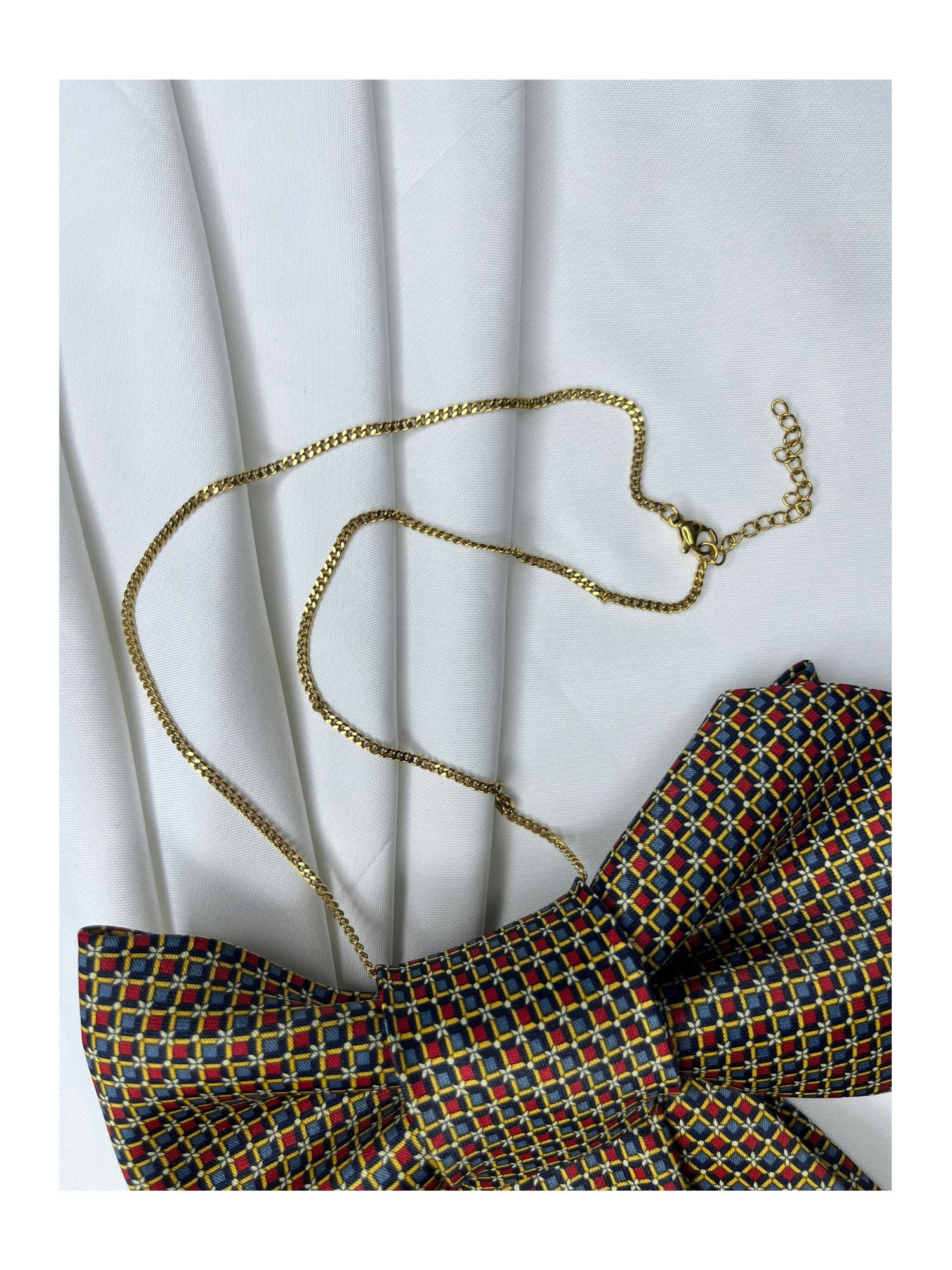Närbild av halsband för handgjord slipsrosett