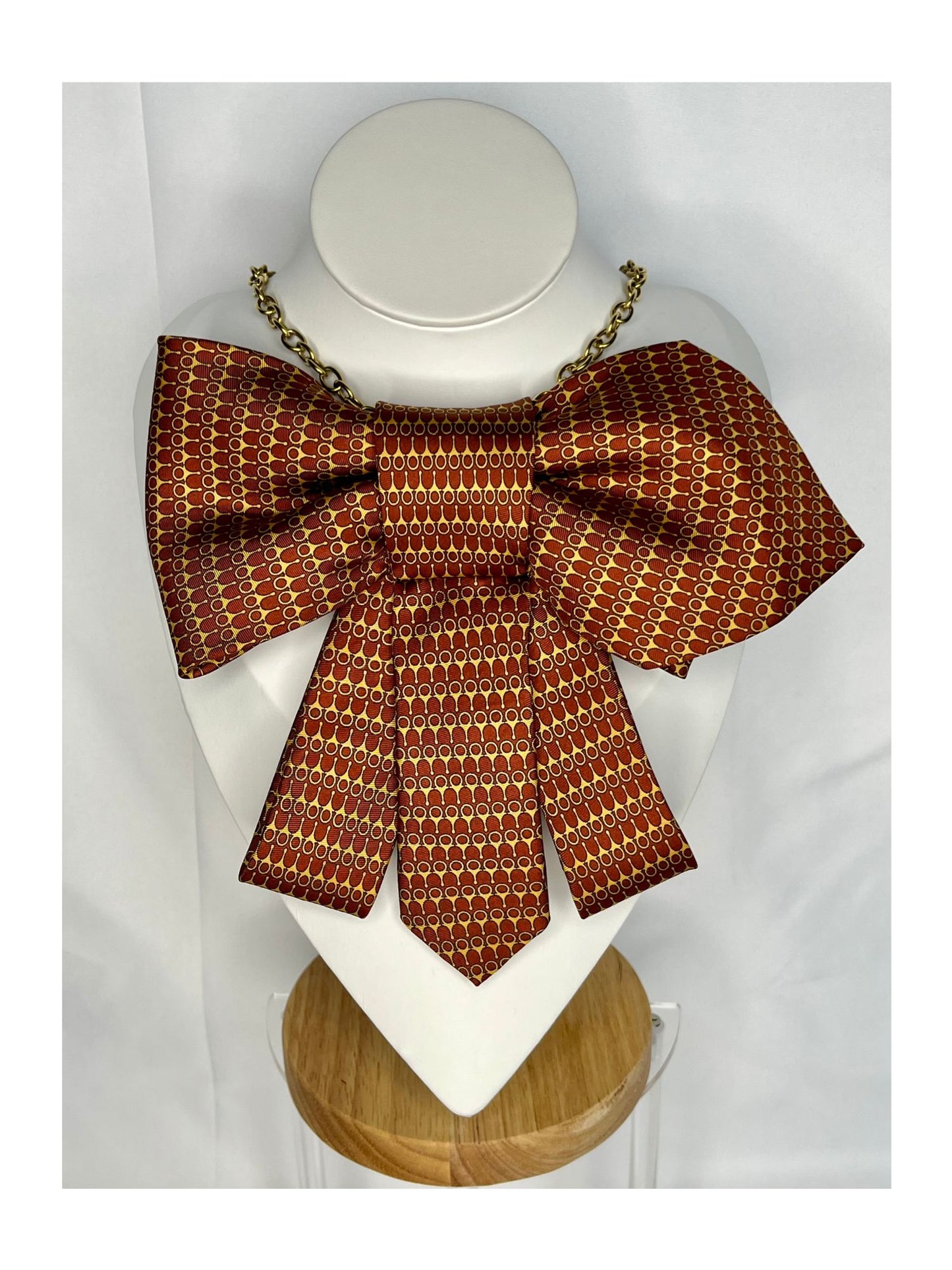 Bild framifrån av Slipsrosett i varm kopparton med ett finvävt mönster