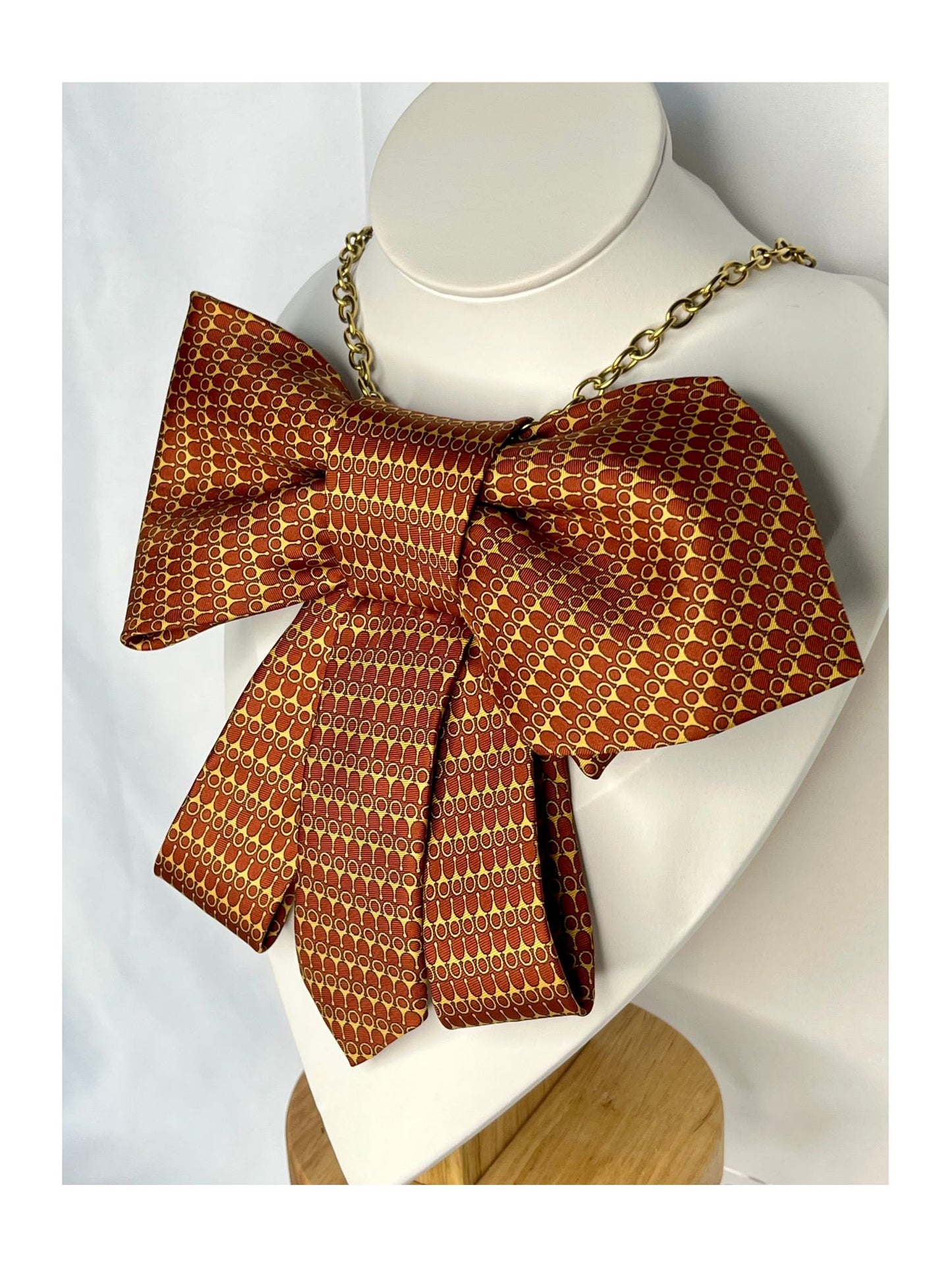 Sidovy och närbild av Slipsrosett i varm kopparton med ett finvävt mönster