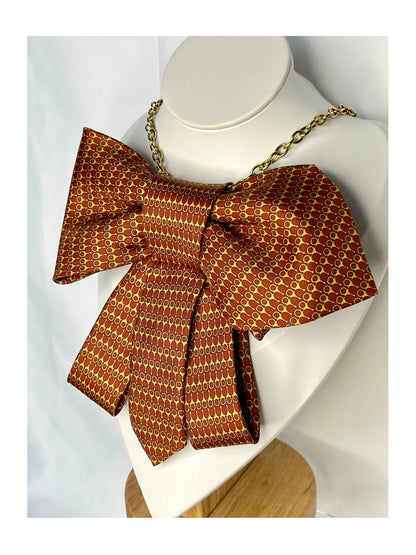 Sidovy och närbild av Slipsrosett i varm kopparton med ett finvävt mönster