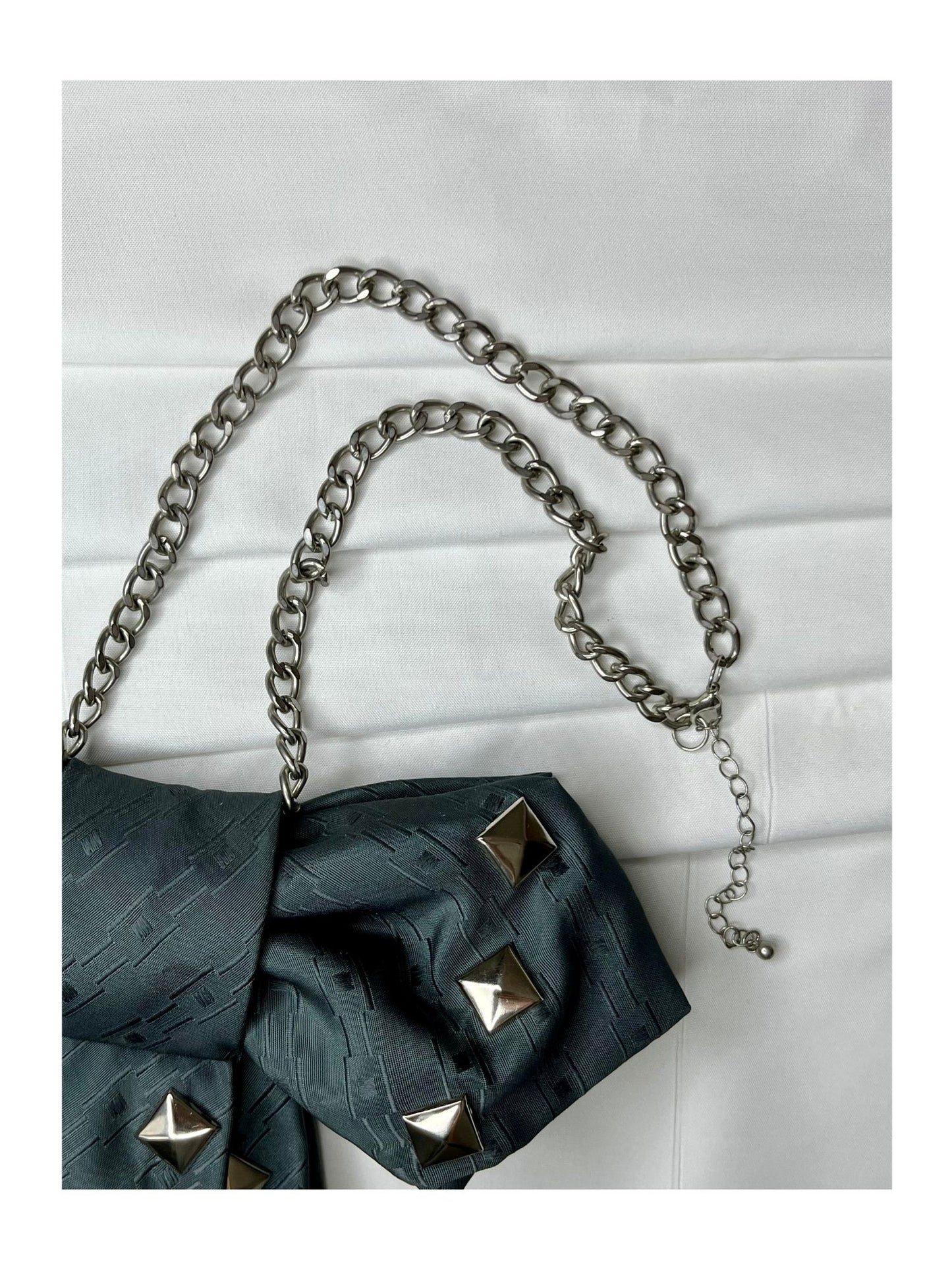 Närbild av halskedja för slipsrosett