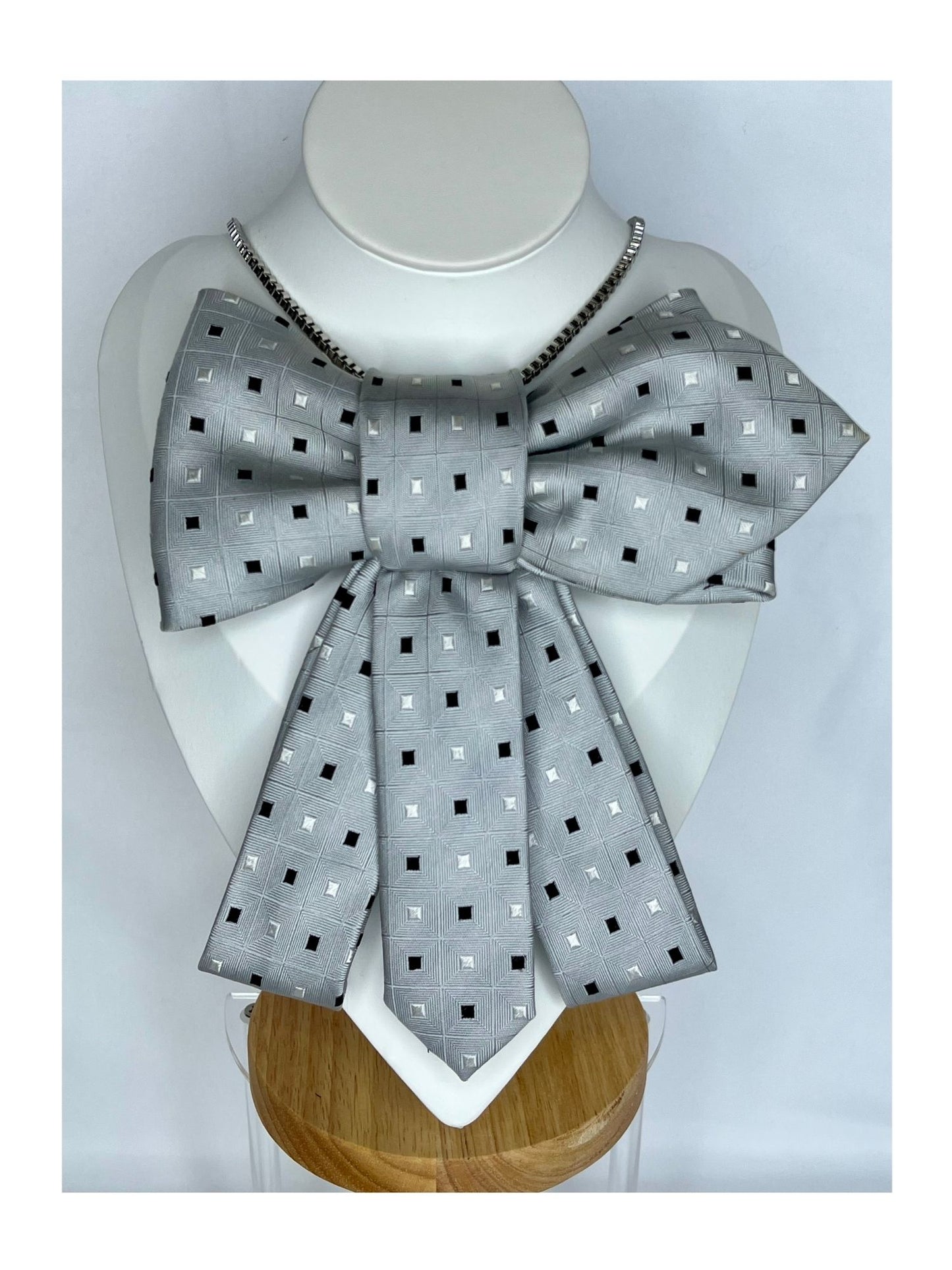 Bild framifrån av flugrosett i silvergrå ton