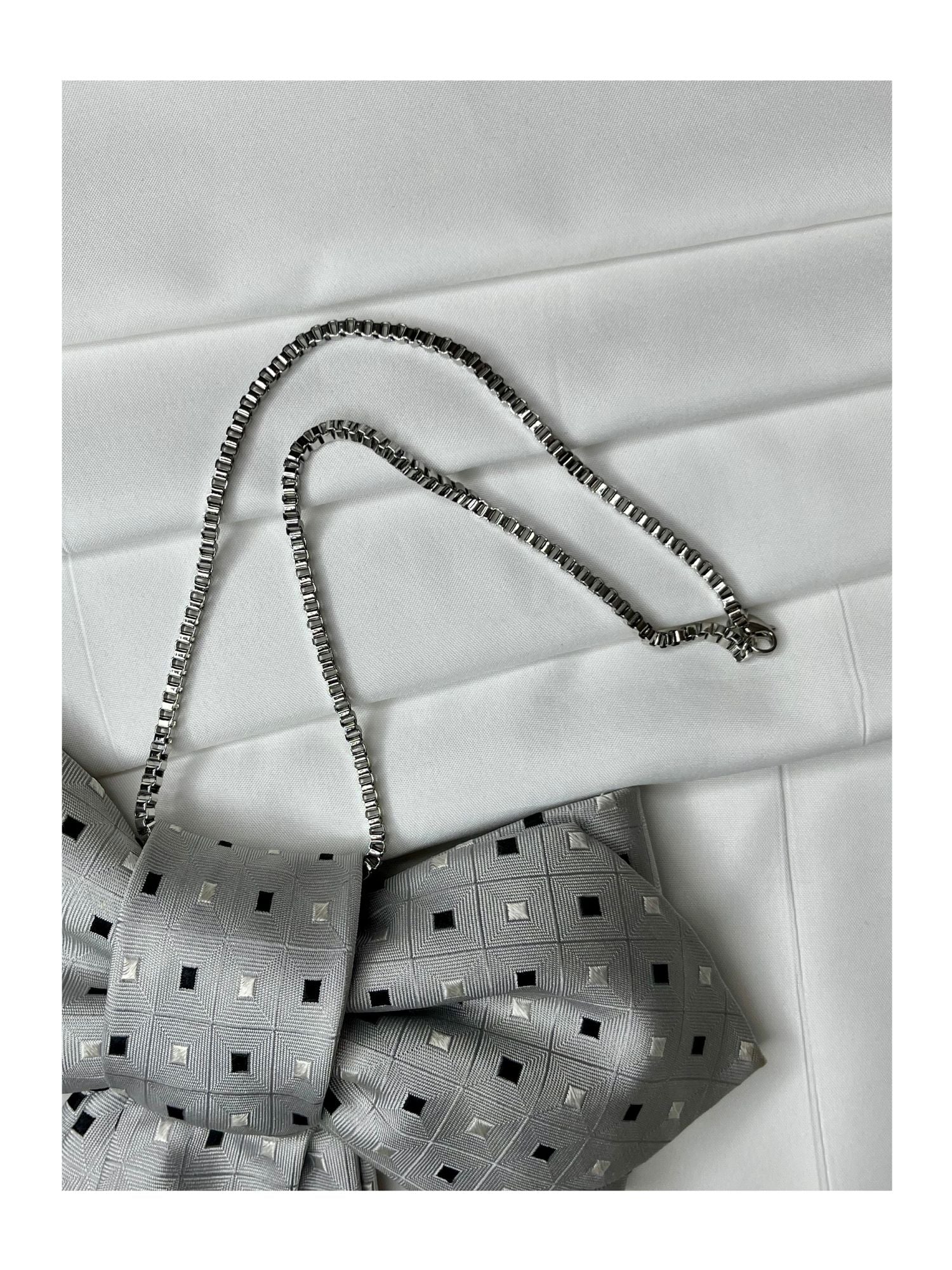 Närbild av halskedja för flugrosett