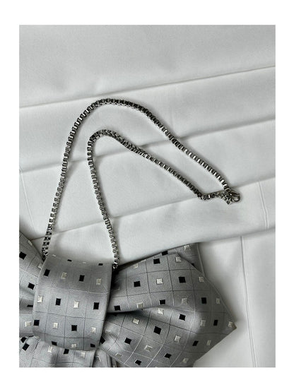 Närbild av halskedja för flugrosett