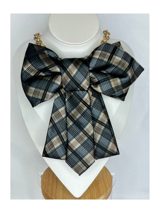 Bild framifrån av flugrosett i klassiskt rutmönster