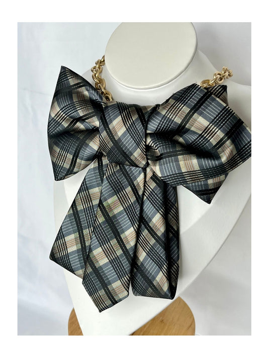 Bild snett framifrån av flugrosett i klassiskt rutmönster